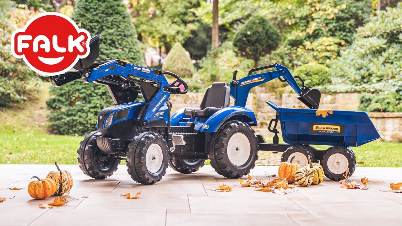 Blå New Holland pedaltraktor fra FALK med knækstyret frontlæsser, rendegraver bagpå og tilhørende vogn med maxi-tip, ideel legetøj til børn 3-7 år