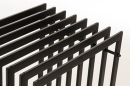 Sort metal magasinholder med rum Detalje af sort metal magasinholder med flere rum