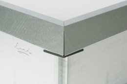 Detalje af galvaniseret stålhjørne på kasse