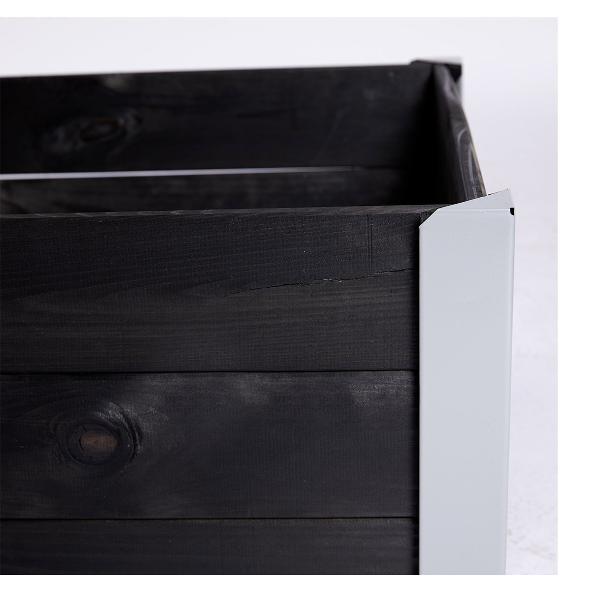 Detalje af HORTUS kapilærskjuler i sort grundmalet FSC fyr- og grantræ med gråt metalhjørne; plantekasse med kapillær vandingsfunktion, mål 33 x 93 x 53 cm