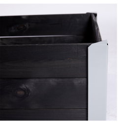 HORTUS kapilærskjuler grundmalet træ sort med metalhjørner 33 x 93 x 53 cm Detalje af HORTUS kapilærskjuler i sort grundmalet FSC fyr- og grantræ med gråt metalhjørne; plantekasse med kapillær vandingsfunktion, mål 33 x 93 x 53 cm