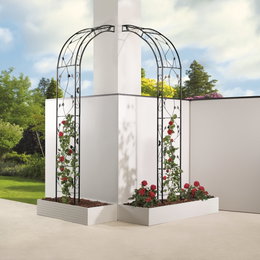 Sort rosenbue i plantekasse til have og terrasse Rosenbue i metal med røde roser i hvide plantekasser