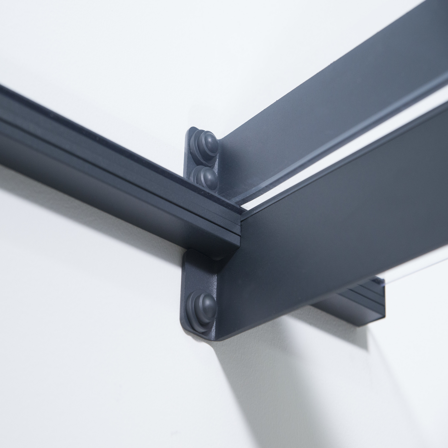 Sort vægbeslag i metal med moderne design