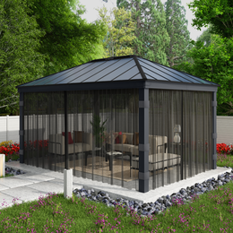 Moderne havepavillon med gardiner og loungesæt