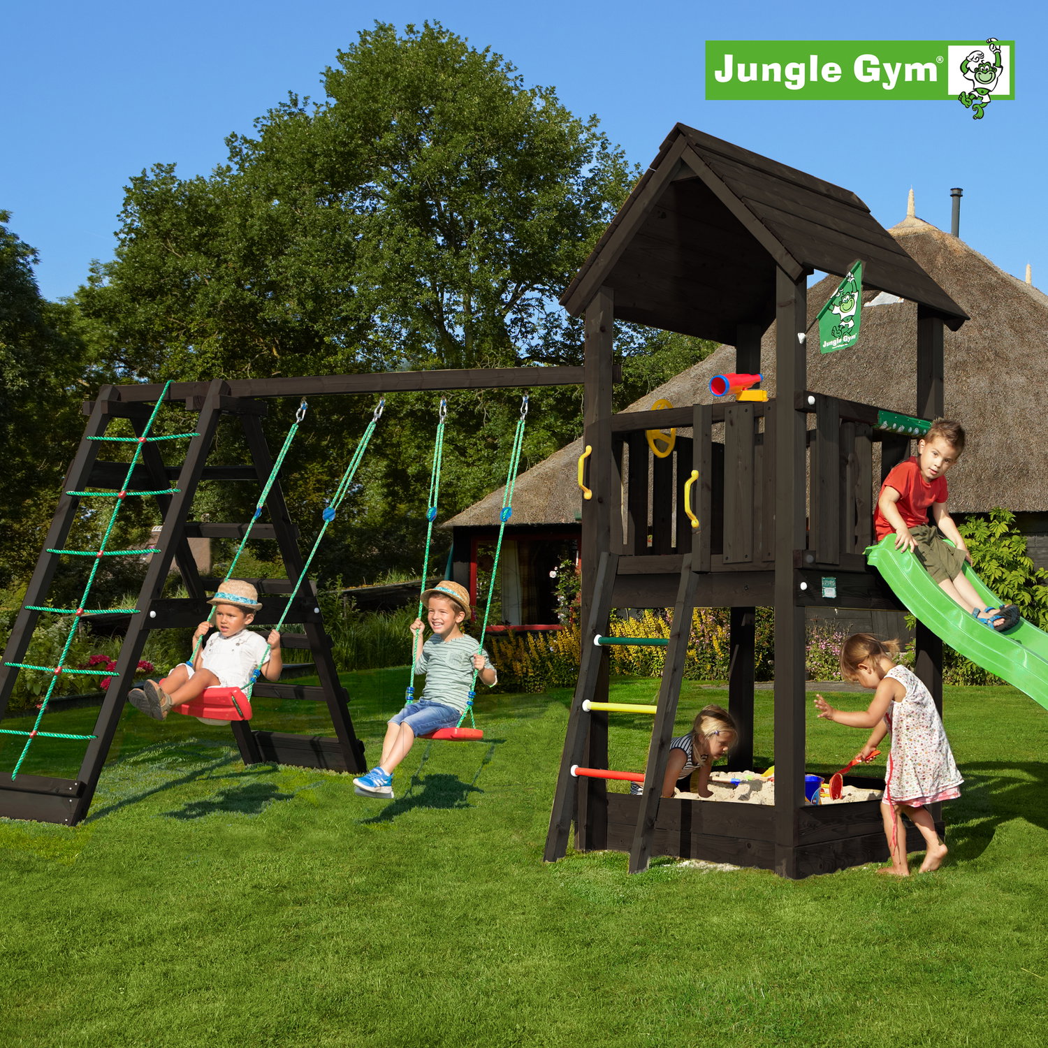 Jungle Gym legeplads med gynge og rutsjebane Børn leger på Jungle Gym trælegeplads med gynge og rutsjeban