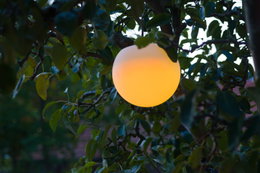 Rund udendørs lampe i træ Rund gul udendørs lampe hængende i træ