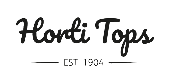 Horti Tops logo – grundlagt 1904 Sort Horti Tops logo i håndskrift med teksten "EST 1904" og dekorative linjer