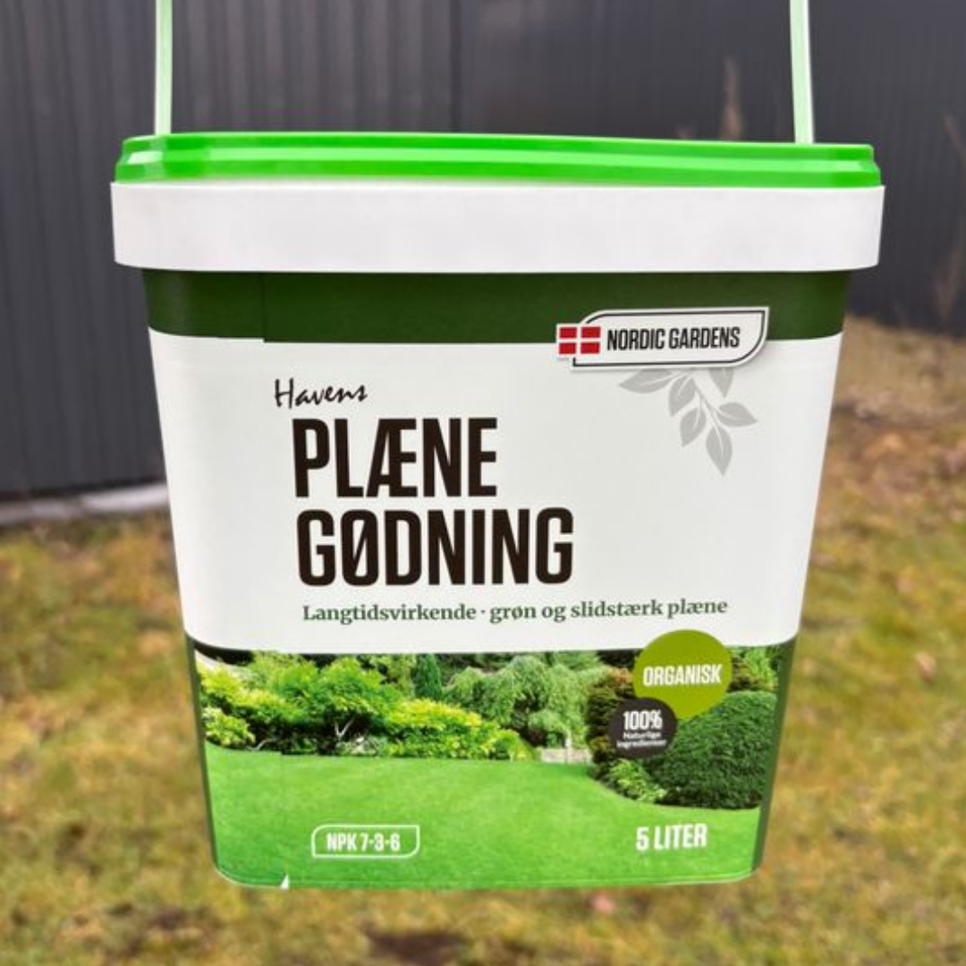 Nordic Gardens organisk plænegødning - 5 L | Dækker 150 m² | Langtidsvirkende, lugtfri og 100% organisk Spand med Nordic Gardens organisk plænegødning, 5 liter; hvid og grøn emballage med tekst "Plæne Gødning". Langtidsvirkende, mikronæringsstoffer, egnet til at give robust rodnet og modstand mod mos (dækker ca. 150 m²).