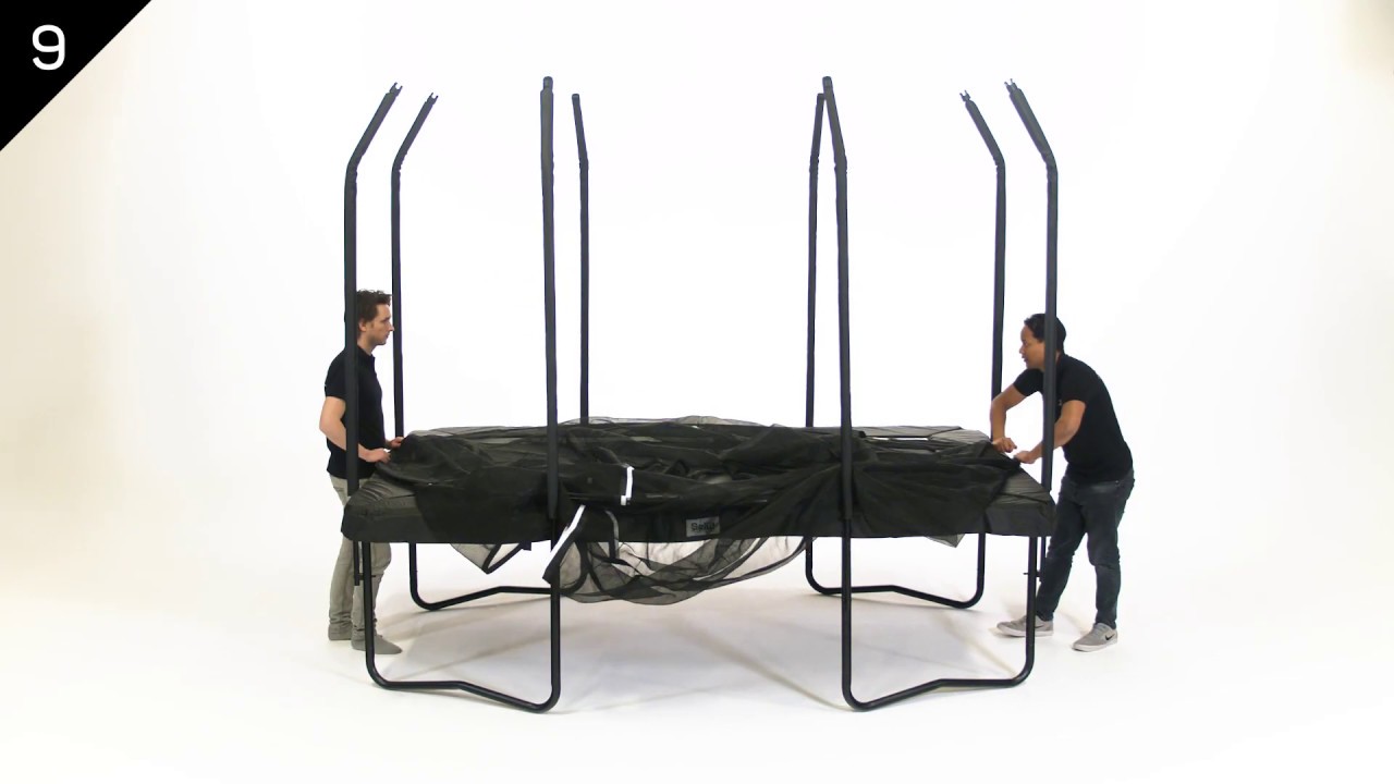 Salta Trampolin Premium Black Edition 396x244 cm i sort under montering med sikkerhedsnet, rektangulær ramme, sorte polstrede ben og beskyttende kantdækken; springareal 328x176 cm, højde med net 270 cm