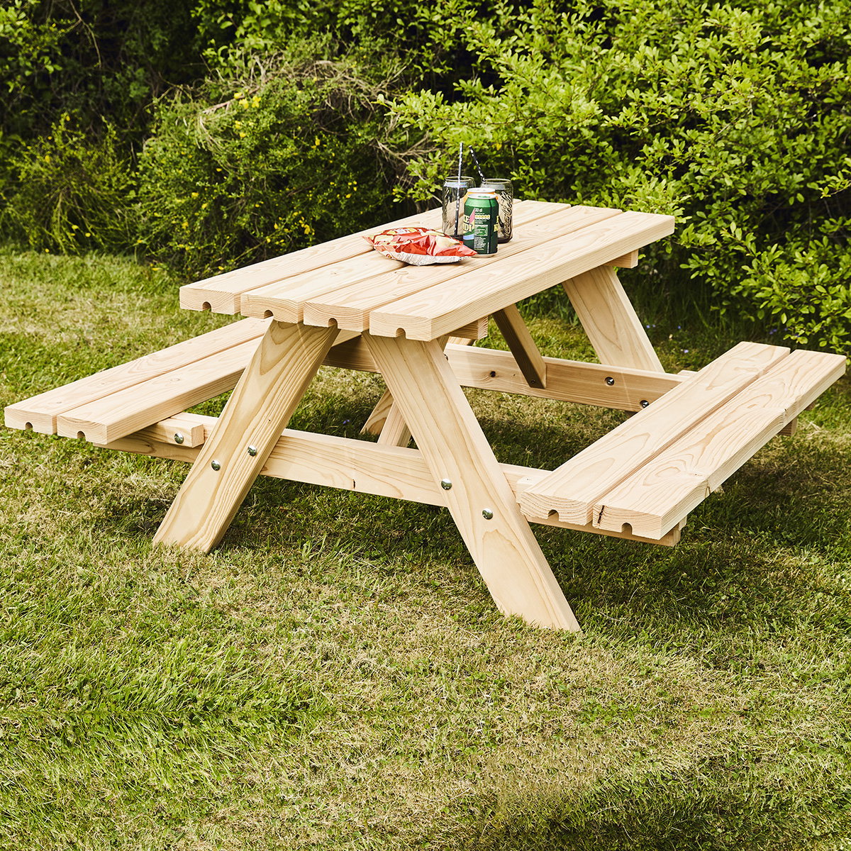 Junior bord/bænksæt i massivt lærk fra NORDIC PLAY Active med 42 mm bordplade og sæder, designet til børnehave og de første skoleår; robust udendørs picnicbænk med god benplads og tidløst naturligt udseende