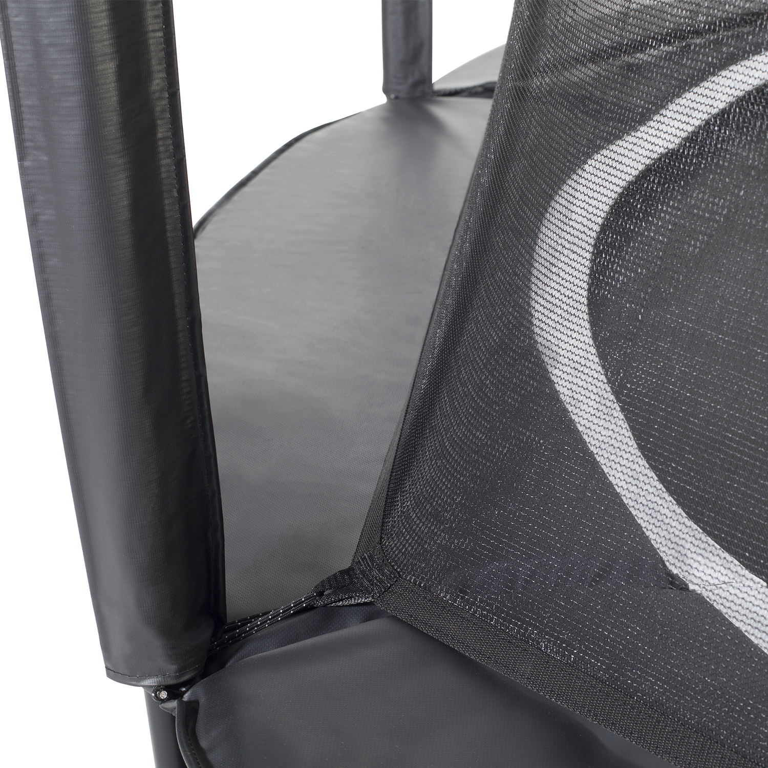 Detaljebillede af sikkerhedsnet på rund trampolin