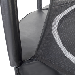 Detaljebillede af sikkerhedsnet på rund trampolin