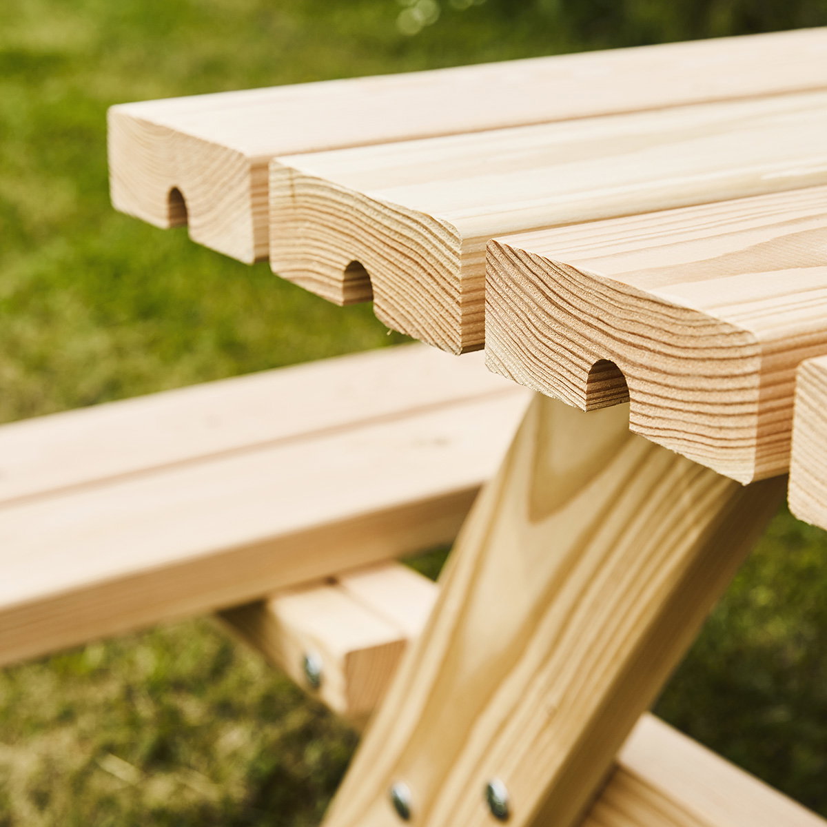 Detaljebillede af Junior bord/bænksæt i massivt lærk med 42 mm planker fra NORDIC PLAY Active, robust børnebord og bænke med god benplads, stabil konstruktion og tidløst udseende