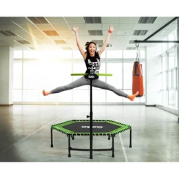 Fitness-trampolin med håndtag til indendørs træning Kvinde hopper på sekskantet fitness-trampolin med håndtag