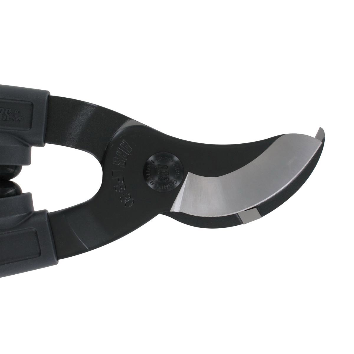 Nærbillede af ARS ørnenæb grensaks LPB-30S med skarpt hærdet højkulstofstålskær og sort ergonomisk aluminiumshåndtag, ideel til præcis beskæring i frugtplantager, vinmarker og haver