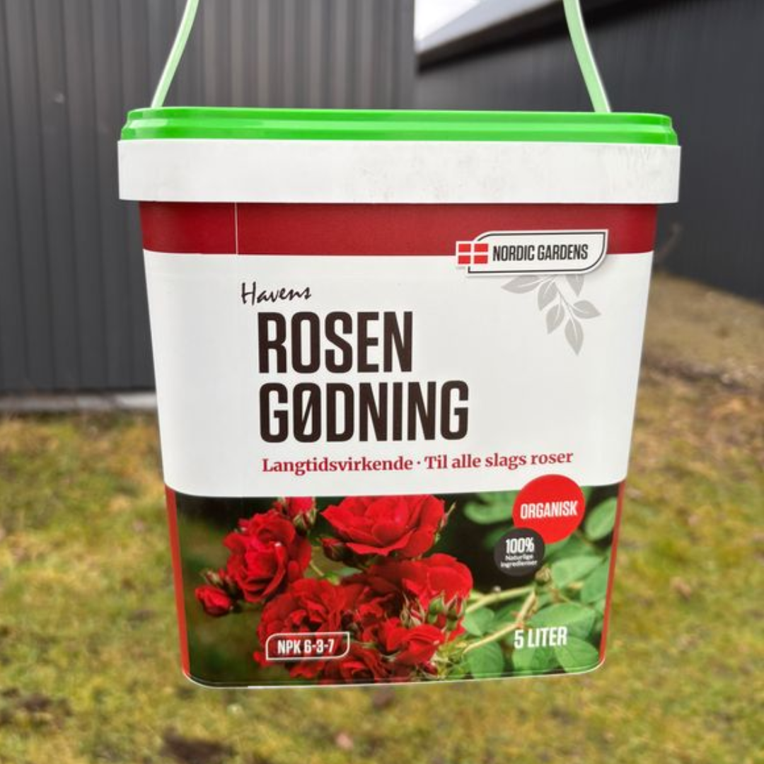 Billedet viser en 5 liter spand med Nordic Gardens Rosengødning til roser, organisk langtidsvirkende gødning (NPK 6-3-7), rød rose-illustration på etiketten, egnet til almindelige roser, buskroser, slyngroser og bunddække.