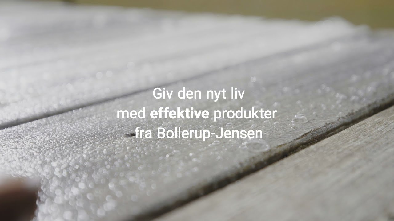 Våd træflade med vanddråber på brædder, illustration til Træbehandling - 2,5 liter fra Bollerup Jensen