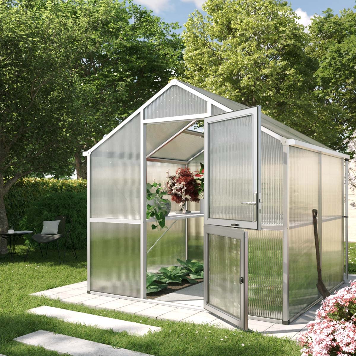 Lyst aluminiumsvæksthus i grøn have med planter