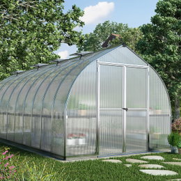 Drivhus Bella 14,7 m² i sølv fra Palram vist i have, klokkeformet aluminiumsramme, dobbeltvæggede polycarbonatpaneler, galvaniseret stålbase, brede dobbeltdøre og tagvinduer