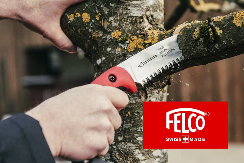 FELCO foldesav til beskæring med rødt ergonomisk håndtag Nærbillede af hænder, der saver en gren med en FELCO foldesav med rødt håndtag; synligt 'Swiss Made' logo