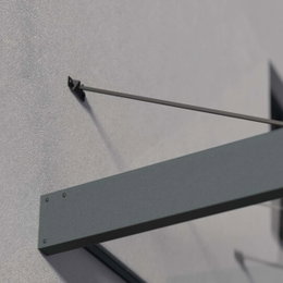 Nærbillede af vægmonteret metalbeslag til markise