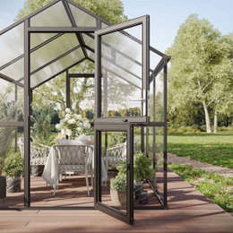 Moderne udestue med dobbeltdør og havemøbler Åben glasudestue på træterrasse med plantekrukker