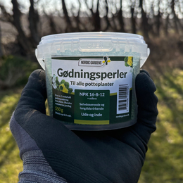 Beholder med Nordic Gardens Osmocote gødningsperler 550 g til potteplanter, NPK 16-8-12 med mikronæringsstoffer, selvdoserende og langtidsvirkende gødning til indendørs og udendørs planter