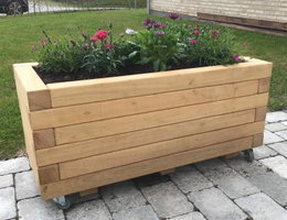 Flytbar rektangulær højbede i lyst træ med blomster