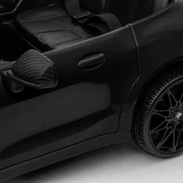 Nærbillede af sort BMW M4 elbil til børn fra NORDIC PLAY Speed med dør, sidespejl, sæde og hjul. Licenseret model med 2 x 10,8V motor, MP3, Bluetooth og fjernbetjening.