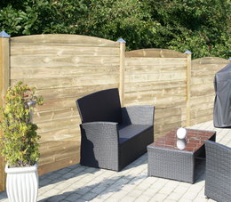 Træhegn som afskærmning ved terrasse med havemøbler
