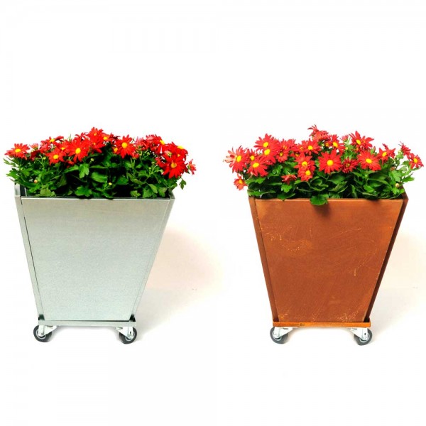 Mobil trekantet plantekasse i metal med røde blomster