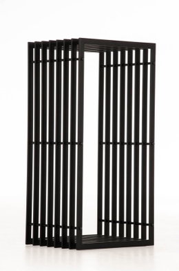 Sort moderne metalreol til opbevaring Sort fritstående metalreol med lameller og åben side