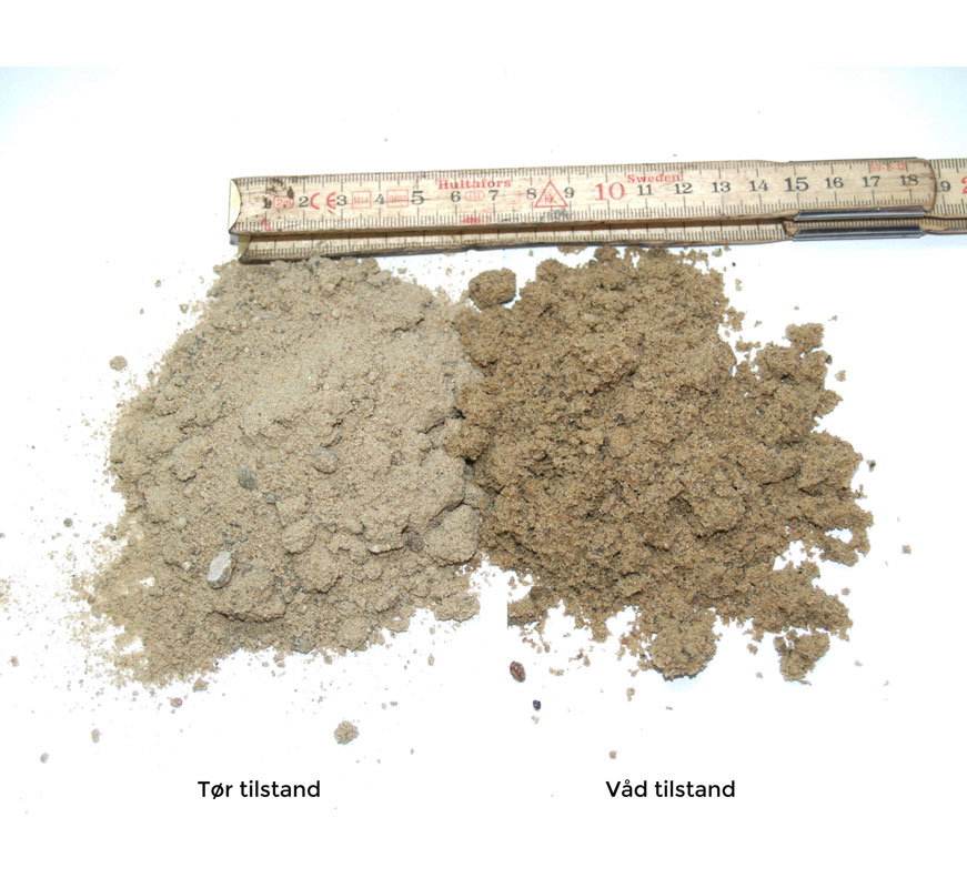 Sand i tør og våd tilstand med tommestok Sammenligning af tørt og vådt sand ved siden af tommestok