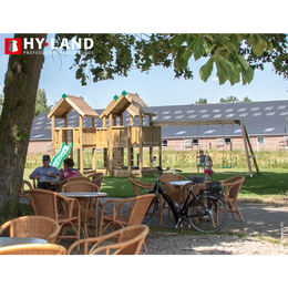 Hy-Land legeplads i træ med gynger og rutsjebane Udendørs Hy-Land trælegeplads ved café med gynger og rutsjeb