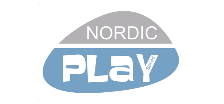 Logo med teksten "NORDIC" og "PLAY" i hvid på en grå og blå oval, lille ordet "Speed" ved bogstavet Y