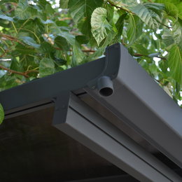 Detalje af antracit tagrende på terrasseoverdækning