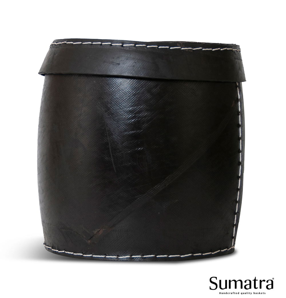 Sumatra kurv med låg, str. medium – dekorativ opbevaringskurv til hjemmet Sort Sumatra kurv med låg i størrelse medium, dekorativ håndlavet opbevaringskurv med syninger, perfekt til at gemme rod væk og som indretningsdetalje