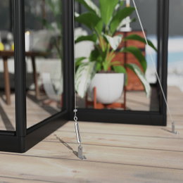 Palram - Canopia Triumph orangeri 16,00 m², antracitgrå – elegant T-formet orangeri med pulverlakeret aluminiumsramme og klare polykarbonat-/akrylpaneler Nærbillede af bund og spændeline på Palram Canopia Triumph orangeri i antracitgrå; sort pulverlakeret aluminiumsramme, glasklare polykarbonat/akrylpaneler og indendørs plante i orangeriet