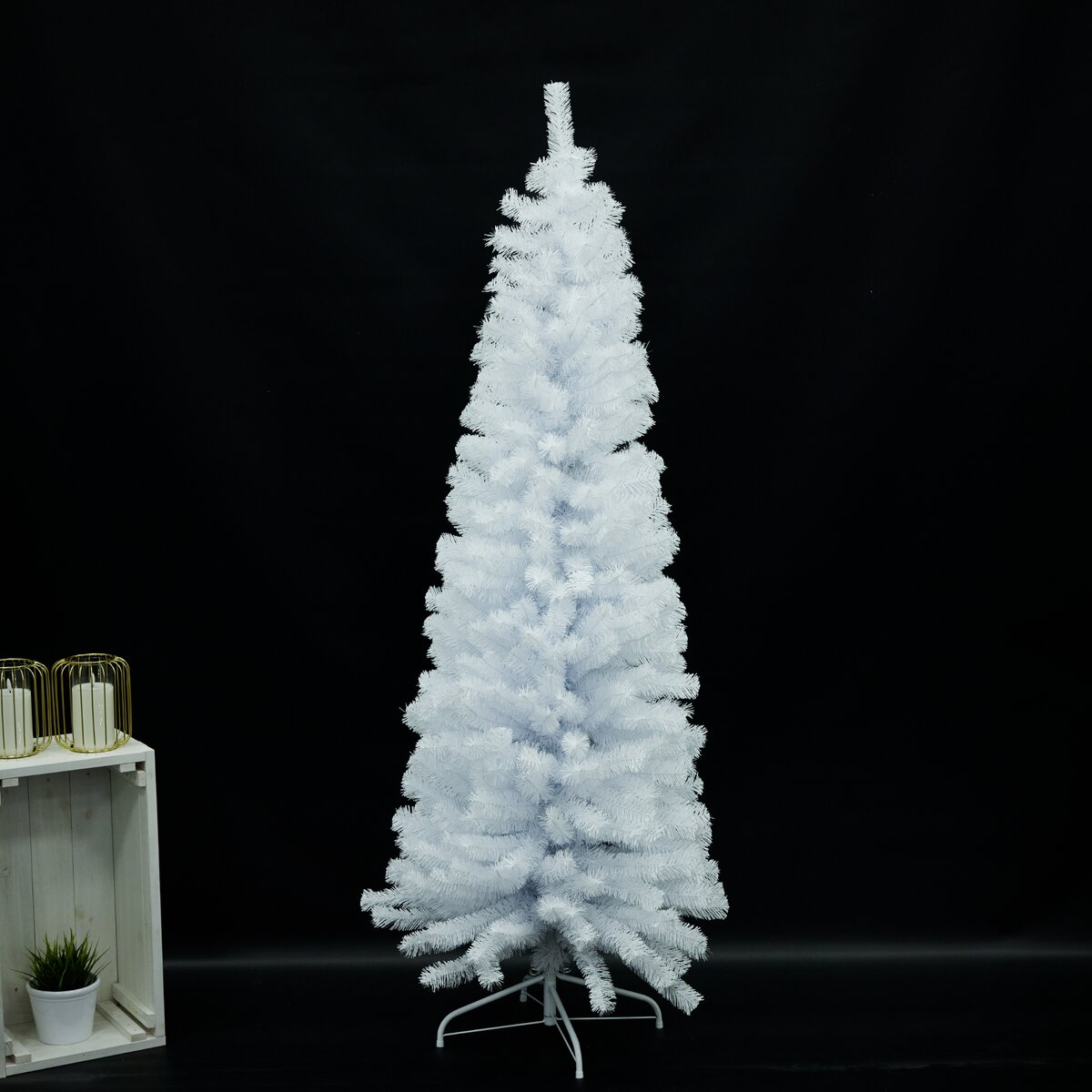 Hvid kunstig juletræ med metalfod Slankt hvidt kunstigt juletræ på metalfod