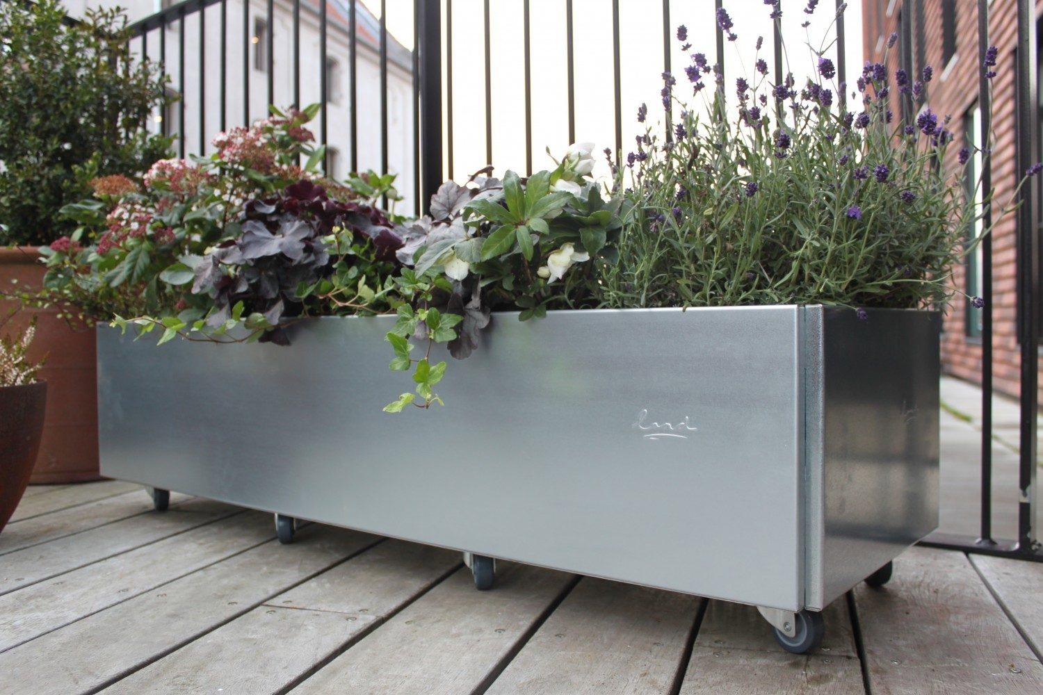 Stor galvaniseret plantekasse på hjul til altan og terrasse