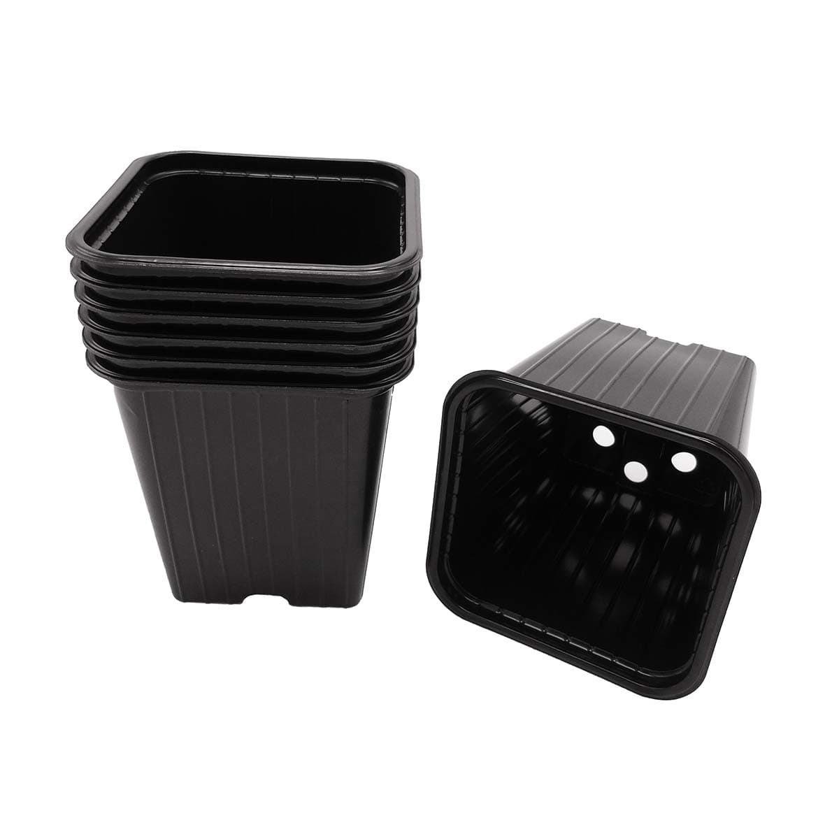 Stabel med sorte firkantede plastpotter til planter
