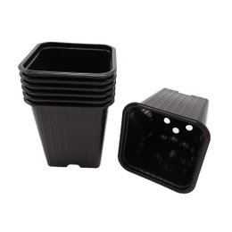 Sorte firkantede plastpotter til planter Stabel med sorte firkantede plastpotter til planter