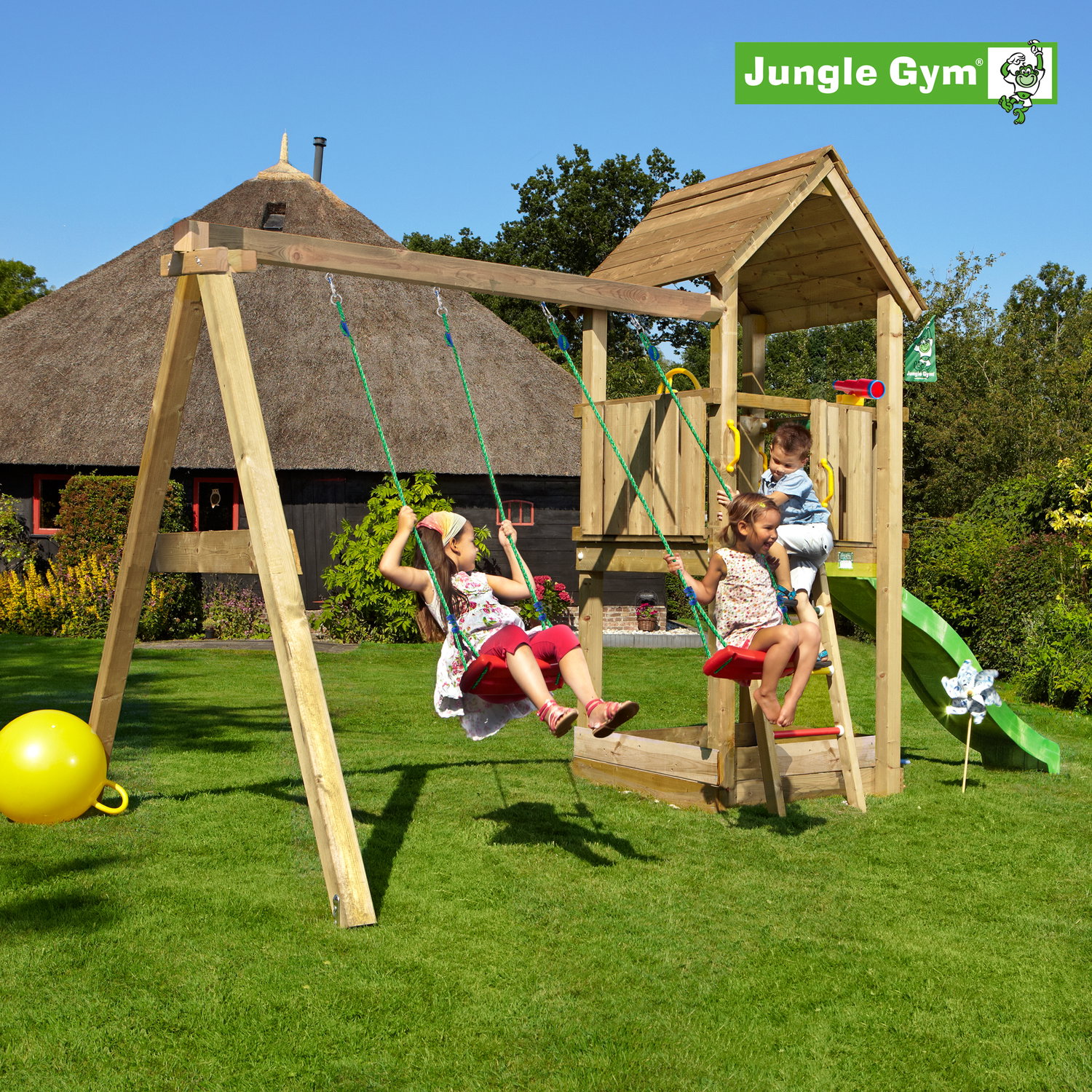 Jungle Gym gyngestativ med tårn og rutsjebane Børn leger på Jungle Gym træ-gyngestativ med tårn