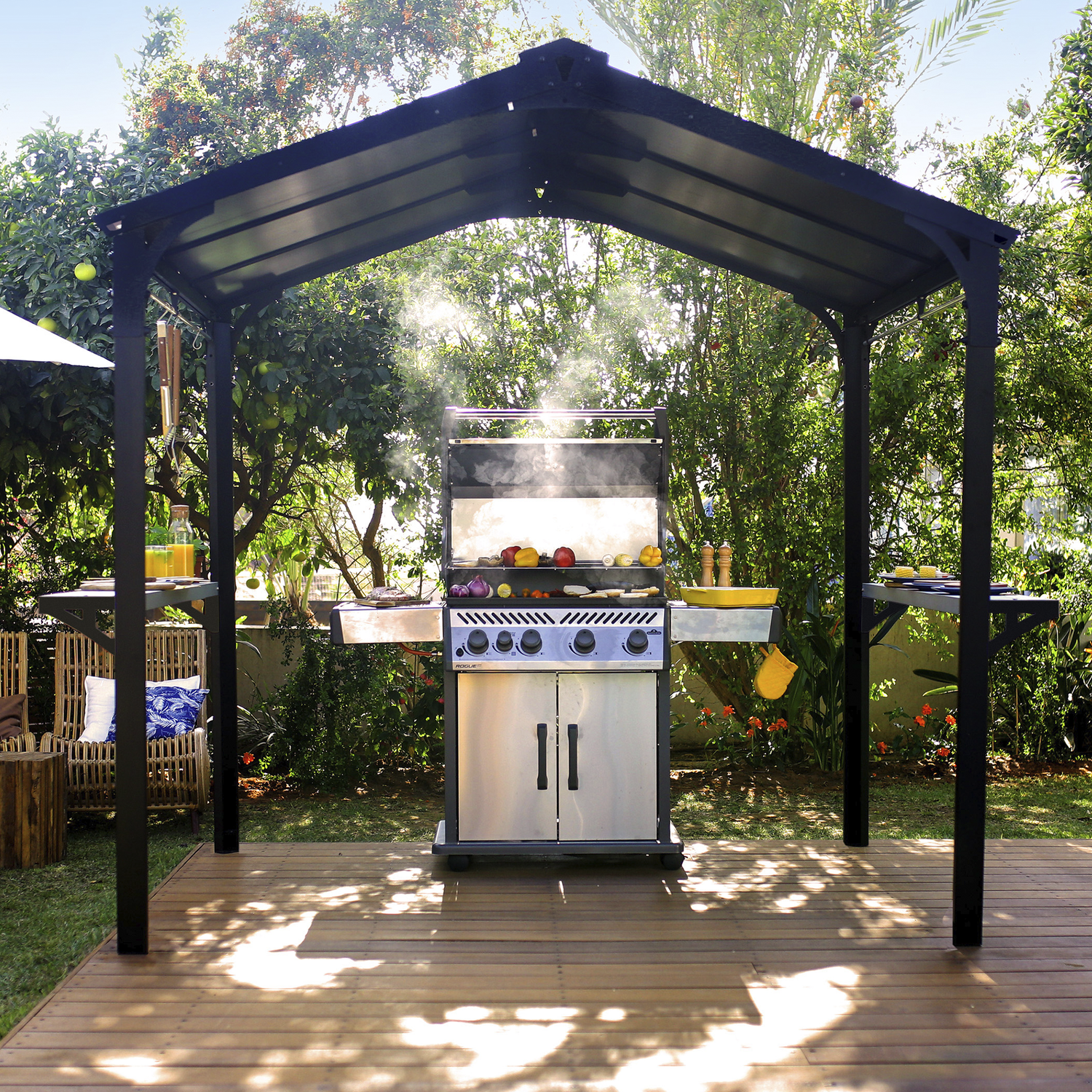 Havegrill med pavillon og tilbehør Gasgrill under pavillon på træterrasse i have