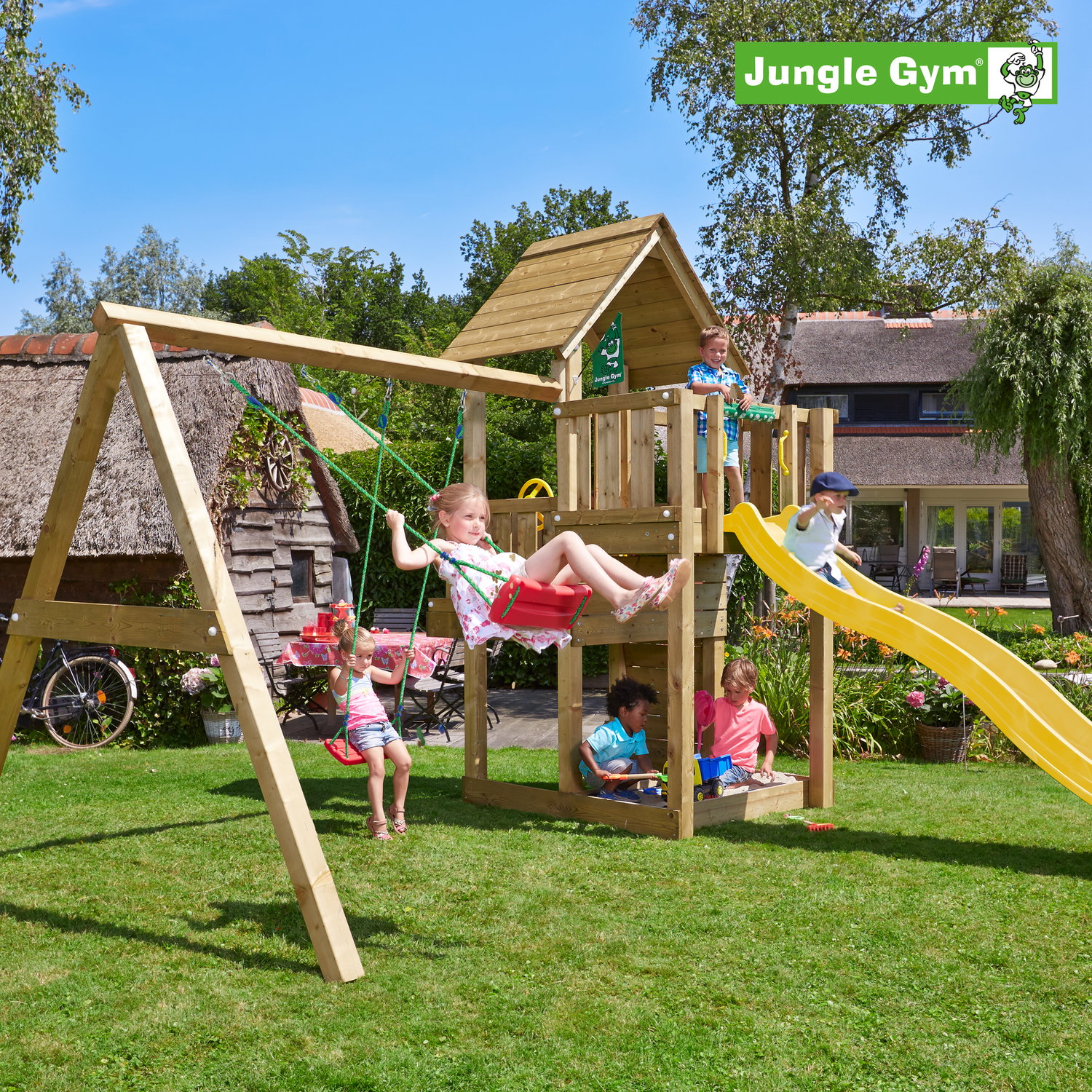 Jungle Gym legetårn med gynge og rutsjebane Børn leger på Jungle Gym legetårn med gynge og rutsjebane