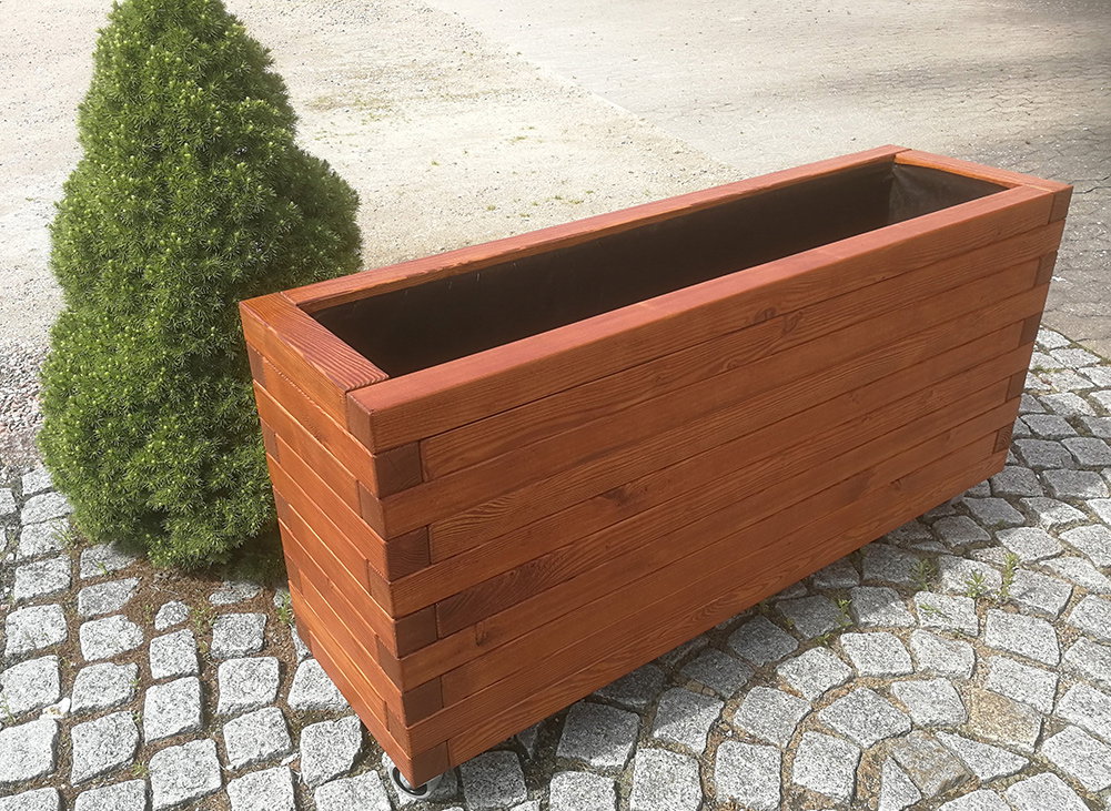 Rektangulær plantekasse i træ til terrasse Stor brun rektangulær plantekasse i træ på hjul