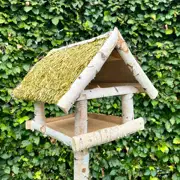 Fuglefoderhus i ægte birketræ på stander med jordspyd og beskyttende stråtag, rummelig foderplatform til haven, beskytter mod regn og sne – HORTUS