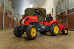 Rød pedaltraktor med vogn til børn Rød legetøjspedaltraktor med anhænger i stald