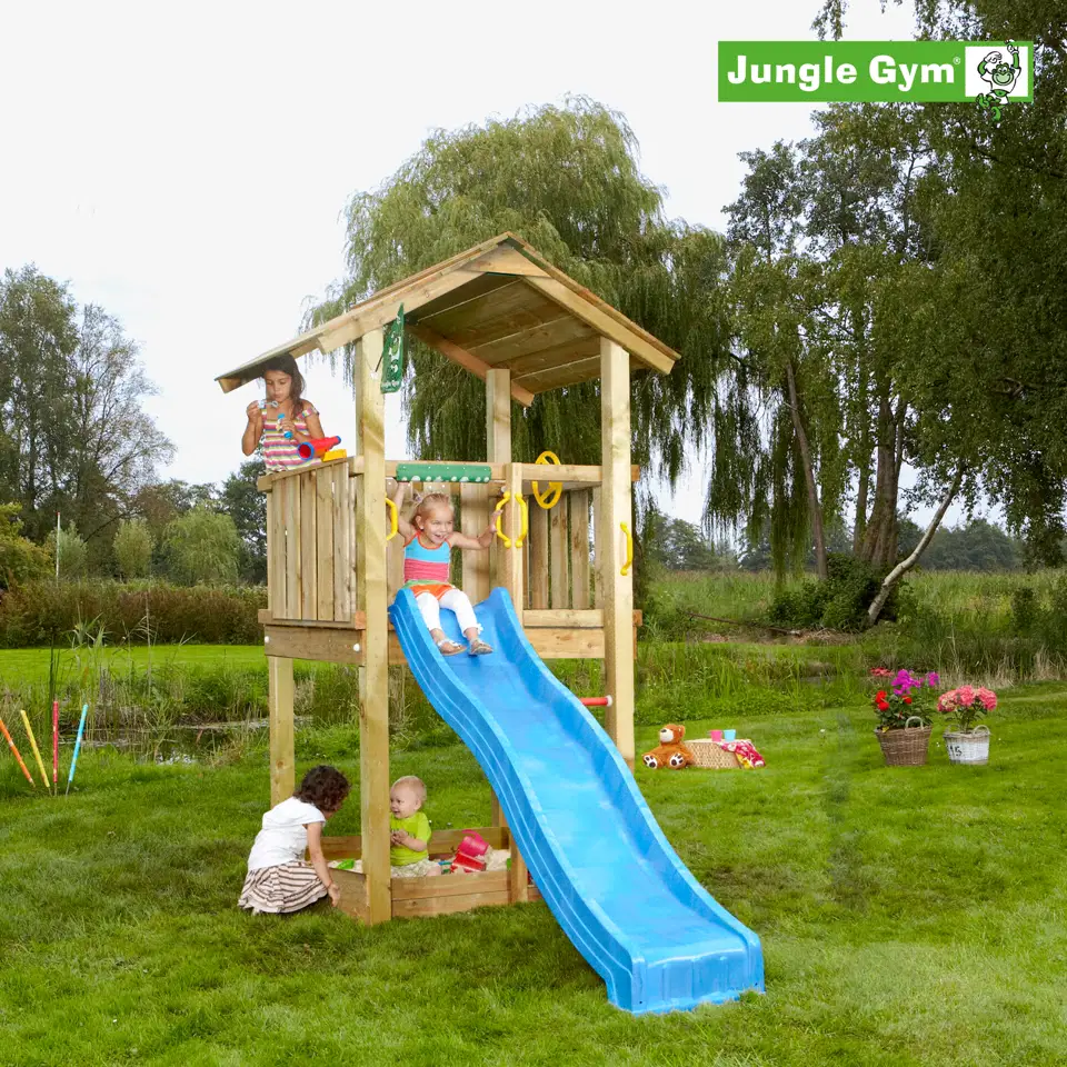 Legetårn Jungle Gym Casa 2.1 m med blå rutsjebane – pladsbesparende, trykimprægneret træ Jungle Gym Casa legetårn 2.1 m i trykimprægneret træ med blå rutsjebane, lille tag og sandkasse under; børn leger i haven. CE-godkendt og pladsbesparende design, ideel til mindre haver.