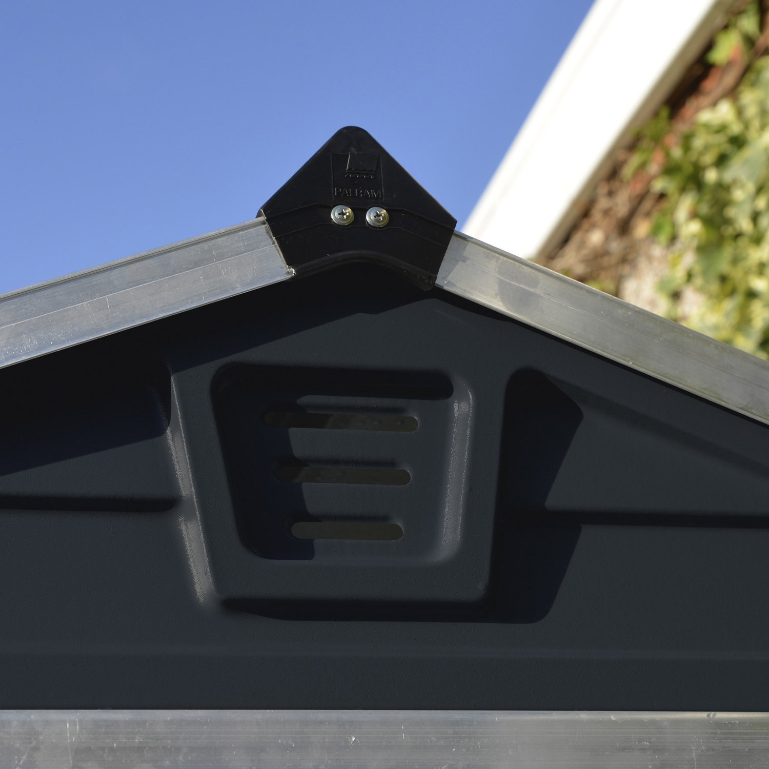 Tagryg og ventilation på haveskur Ventilationsåbning i tagryg på metal haveskur